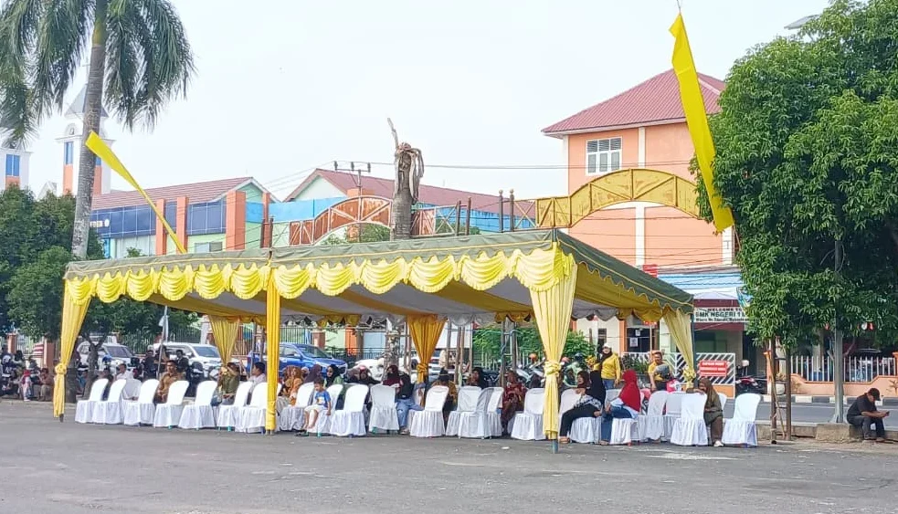 Warga yang sedang menonton upacara peringatan Hari Jadi Kabupaten Berau dan Kota Tanjung Redeb di Lapangan Pemuda, Senin (15/9/2026). (Adriknu/BT)