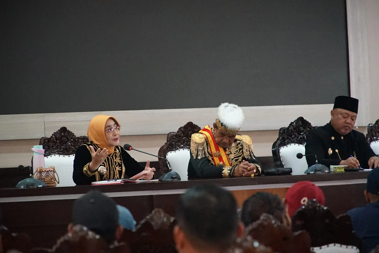 Bupati Berau Sri Juniarsih Mas dan Wakil Bupati Gamalis saat menemui massa Aliansi Masyarakat Berau, Selasa (15/9/2026).
