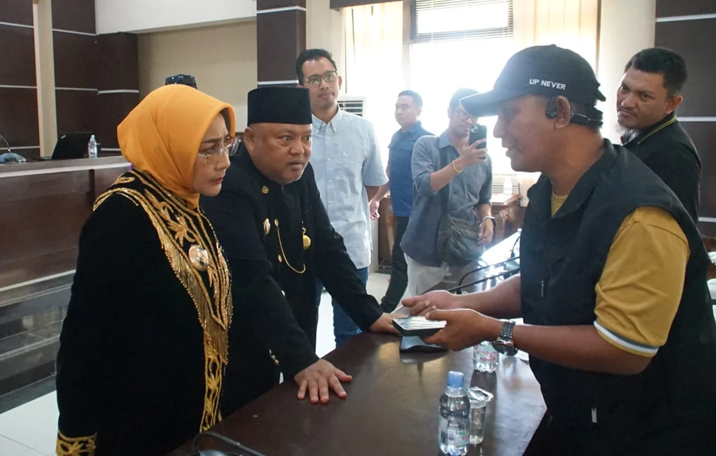 Aliansi Masyarakat Sampaikan 18 Tuntutan, Bupati Berau Janji Selesaikan Soal BBM hingga Tarif PDAM