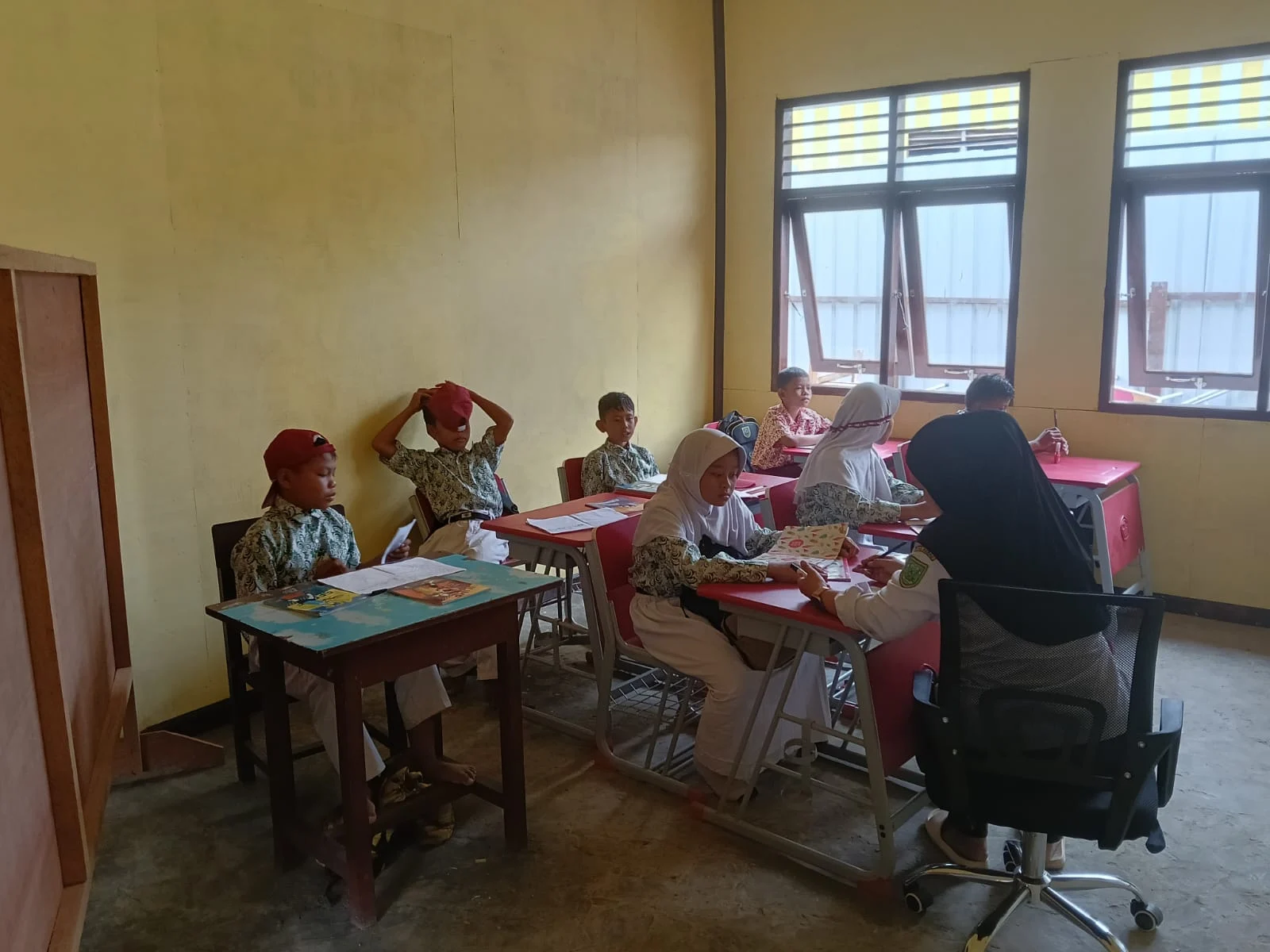 52 Siswa SDN 001 Filial Birang Mulai Belajar Tatap Muka di Bangunan Baru