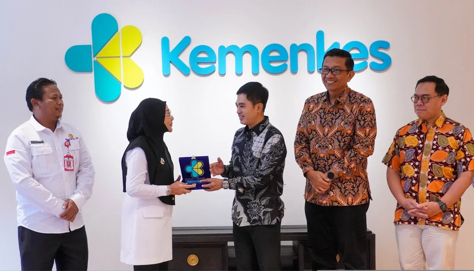 Bupati Berau Sri Juniarsih bersama Wakil Menteri Kesehatan, Dante Saksono Harbuwono. (Prokopim Berau)