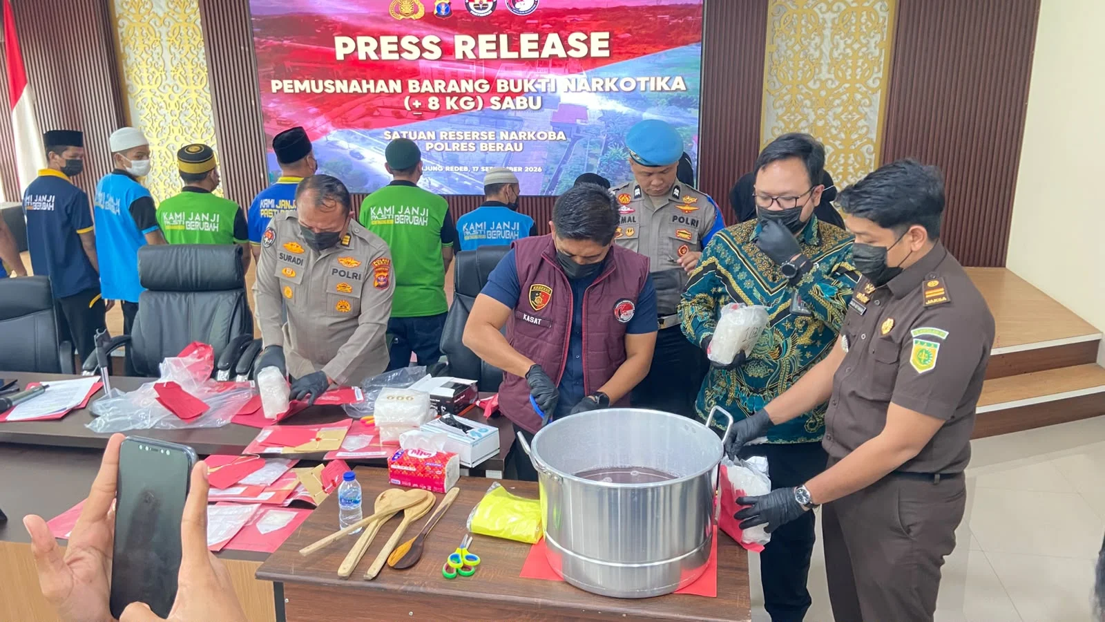 Positif Methamphetamine, Polres Berau Musnahkan 8 Kg Sabu Hasil Operasi Pengungkapan Juni hingga September