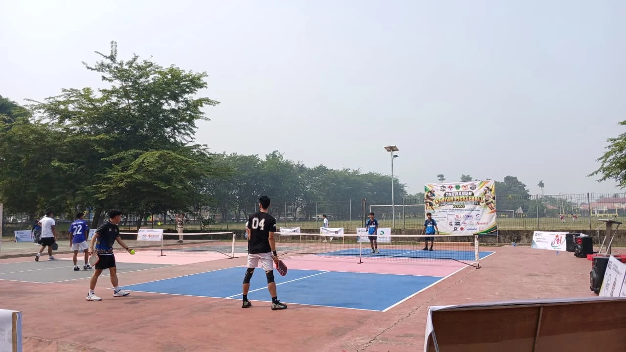 Peserta Turnamen Pickleball sedang bertanding di Lapangan Batiwakkal, Kamis (17/9/2026). (ADRIKNI/BT)