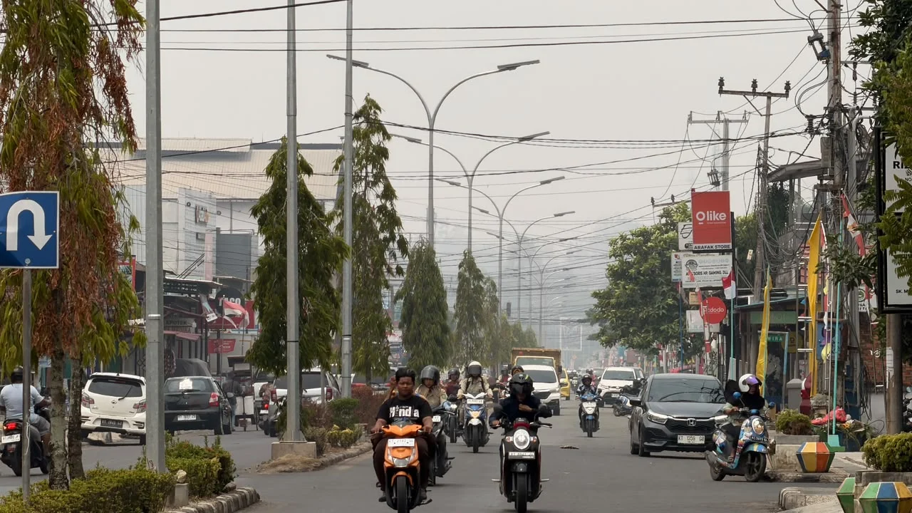 Kabut Asap Pekat Kembali Landa Berau: Tatap Muka Sekolah Terbatas – Kualitas Udara Memburuk