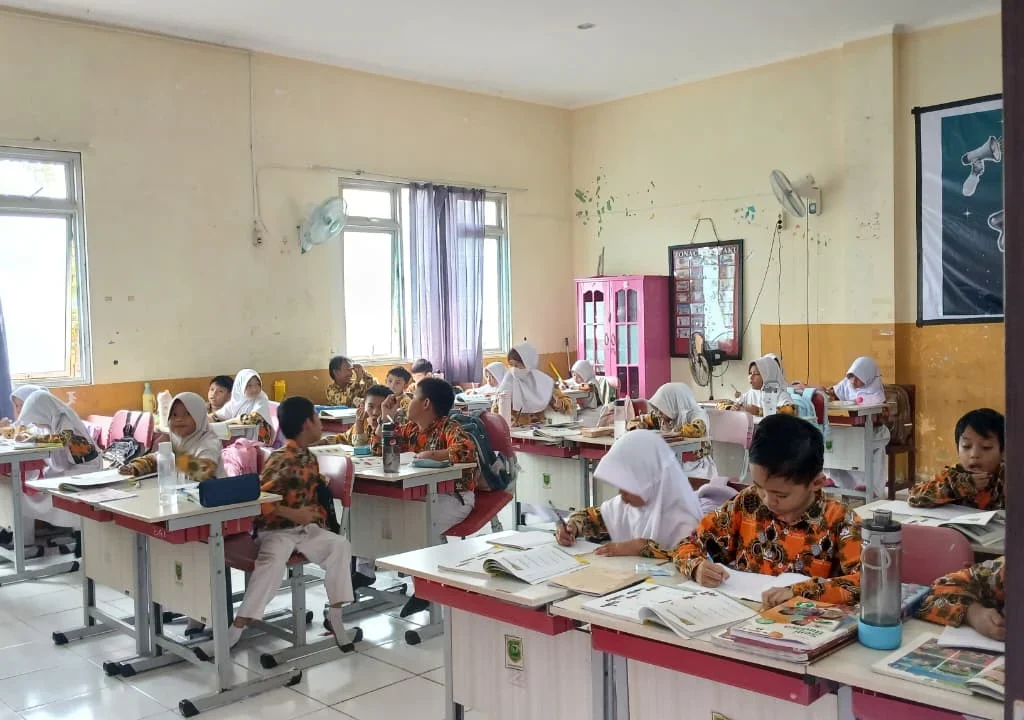 Murid kelas 3 SDN 017 Tanjung Redeb yang sedang belajar di kelas. (Adrikni/BT)