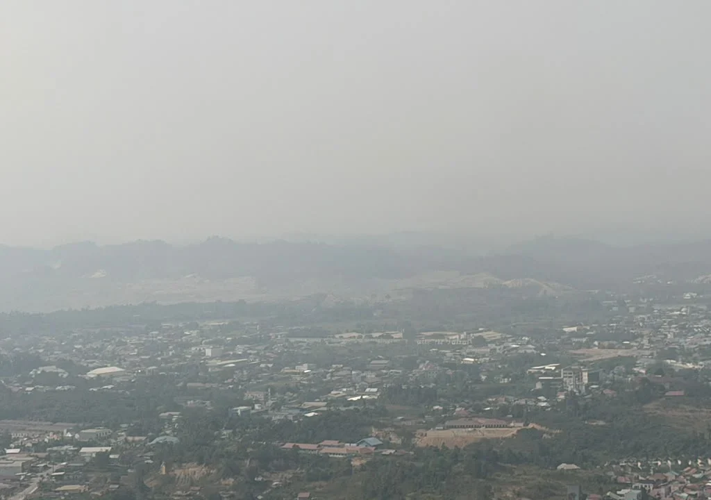 Kondisi udara di Tanjung Redeb dan sekitarnya yang diselimuti kabut asap tebal, Kamis (17/9/2026). (AIDIL/BT)