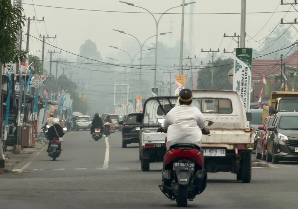 Kondisi kabut asap di jalanan Tanjung Redeb, Berau, Jumat (18/9/2026). (AIDIL/BT)