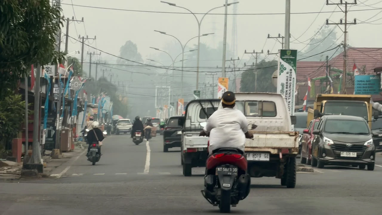 Kondisi kabut asap di jalanan Tanjung Redeb, Berau, Jumat (18/9/2026). (AIDIL/BT)