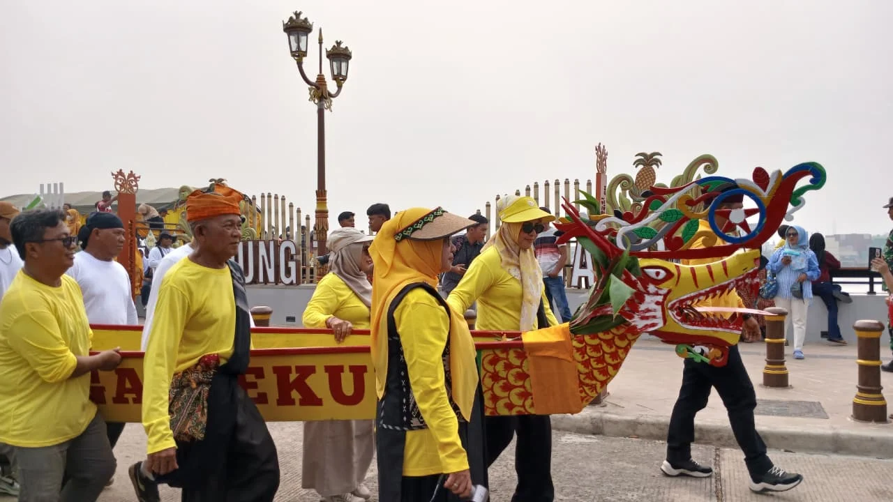 Suasana selama prosesi adat Baturunan Manurunkan Parau di depan Monumen Baturunan, Sabtu (19/8/2026). (ADRIKNI/BT)