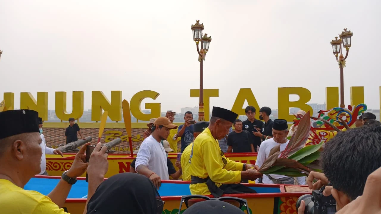 Suasana selama prosesi adat Baturunan Manurunkan Parau di depan Monumen Baturunan, Sabtu (19/8/2026). (ADRIKNI/BT)