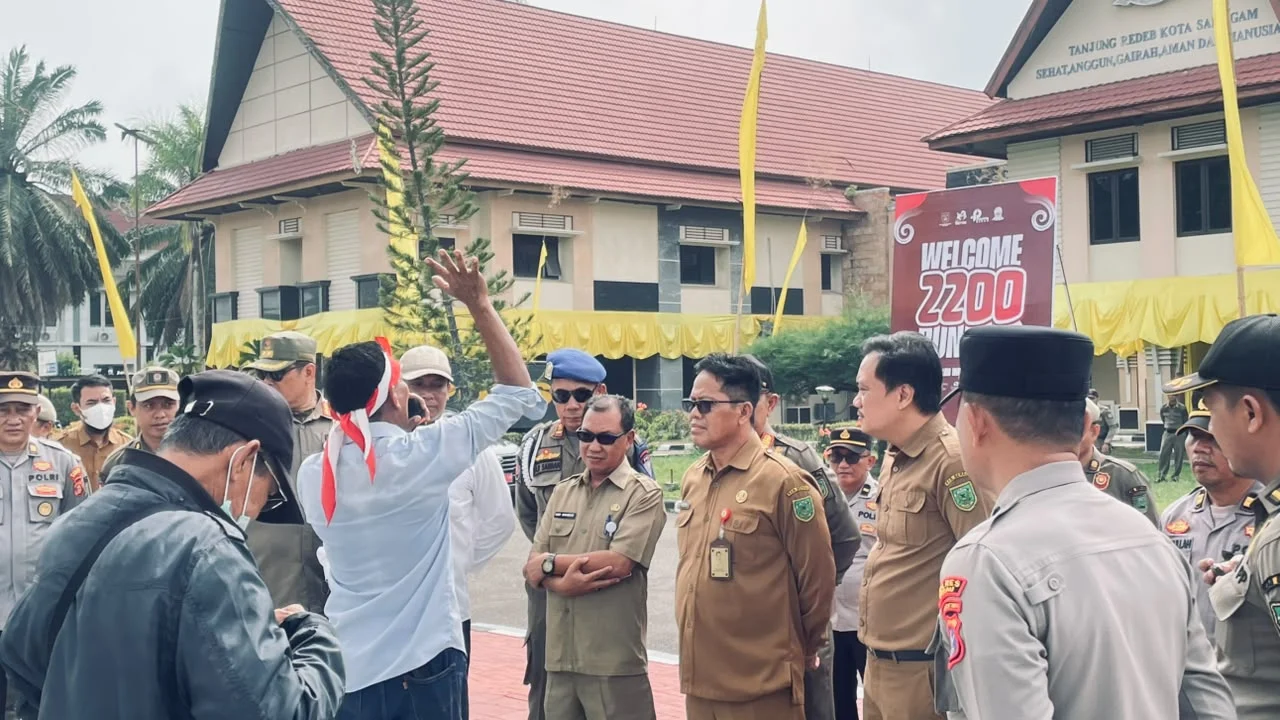 Puluhan kontraktor dan supplier gelar aksi di depan kantor Bupati Berau, Senin (21/9/2026). 