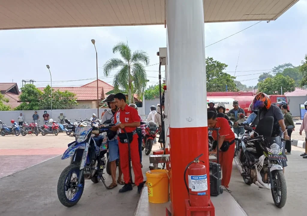 Ratusan warga yang sedang antre BBM di SPBU Bujangga, Senin (21/9/2026). (Adrikni/BT)