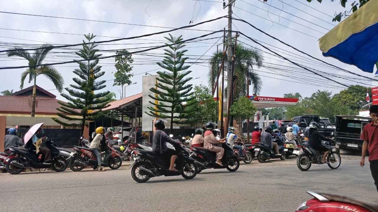 Ratusan warga yang sedang antre BBM di SPBU Bujangga, Senin (21/9/2026). (Adrikni/BT)