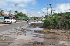 Debu dan Tanah Tumpahan Truk Proyek Resahkan Warga, DLHK Berau Klaim Sering Beri Imbauan