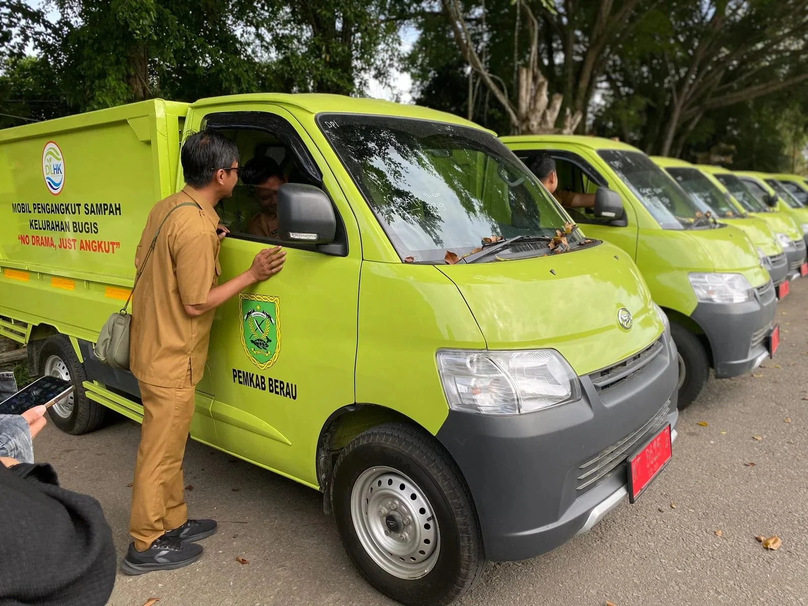 Mobil pengangkut sampah yang diberikan Pemkab Berau kepada 10 kelurahan di 4 kecamatan di pusat perkotaan Berau, Senin (5/1/2026). (Sulaiman/BT)