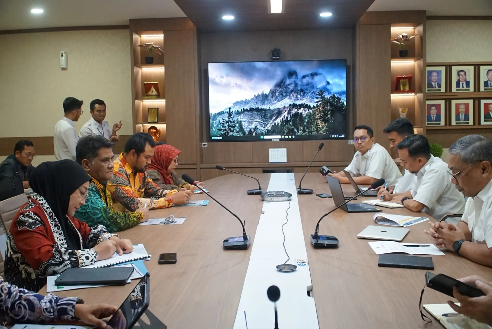 Bupati Berau, Sri Juniarsih Mas, saat menemui jajaran Kementerian Pekerjaan Umum untuk memperjuangkan dukungan pembangunan infrastruktur. (Prokopim)
