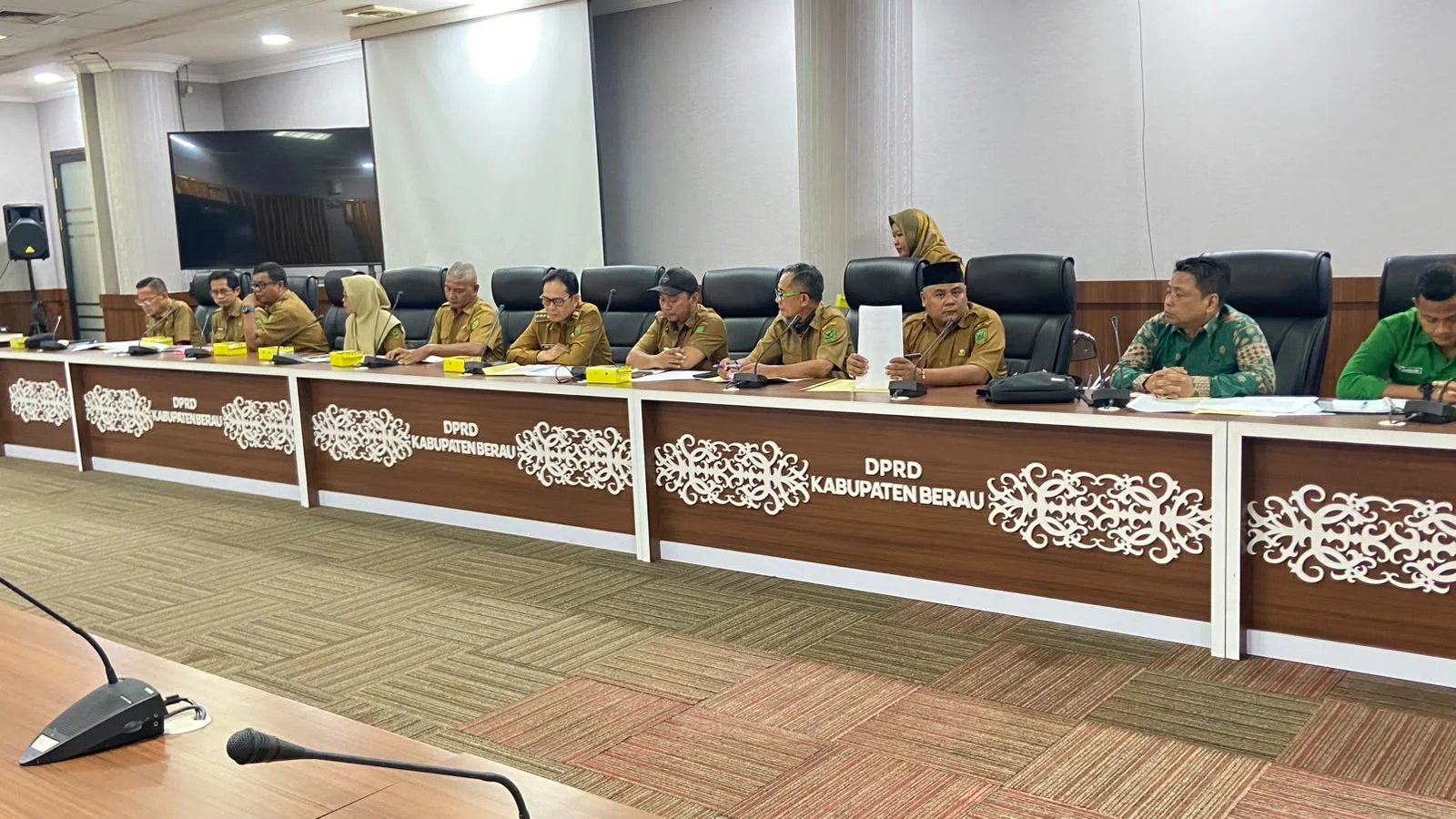 Suasana RDP Komisi II DPRD Berau bersama perwakilan kelompok tani dari Kampung Gurimbang dan Kampung Suaran dengan perwakilan manajemen PT TRH, Selasa (22/9/2026).