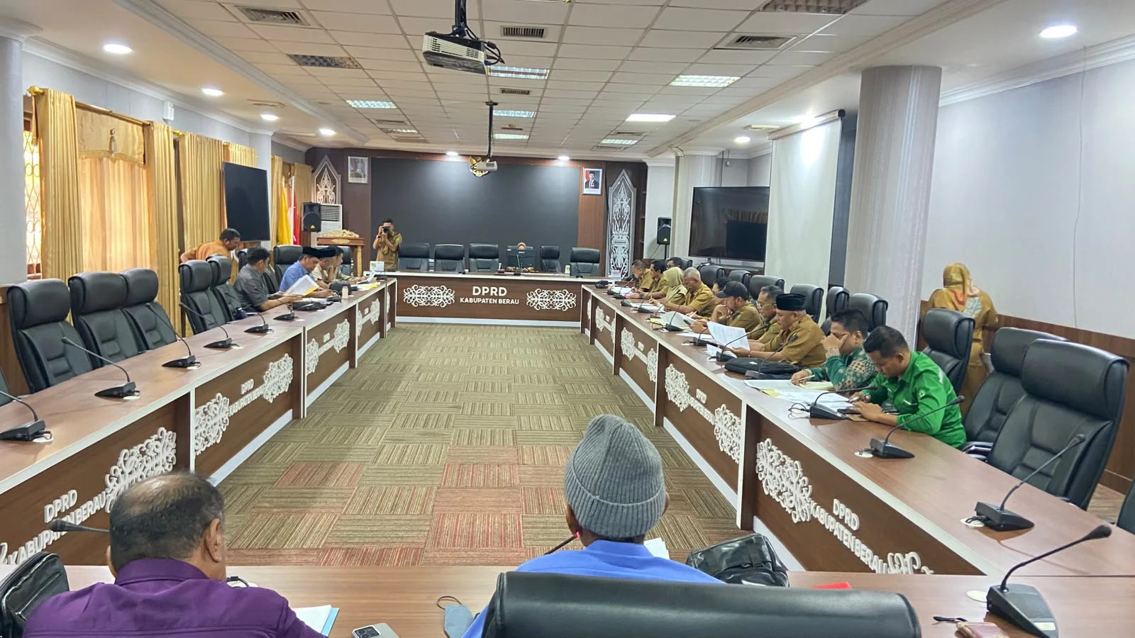Suasana RDP Komisi II DPRD Berau bersama perwakilan kelompok tani dari Kampung Gurimbang dan Kampung Suaran dengan perwakilan manajemen PT TRH, Selasa (22/9/2026).