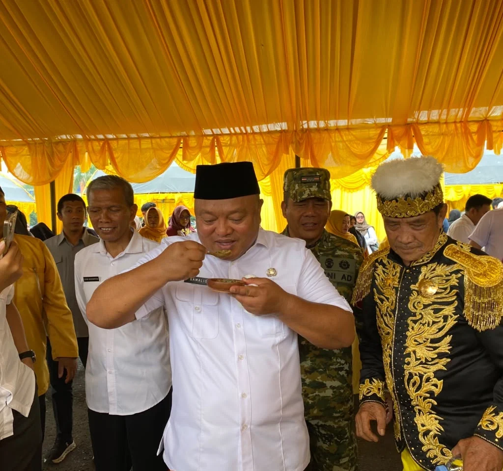 Wakil Bupati Berau, Gamalis, saat pembukaan Lomba Ancur Paddas, Puncak Rasul, dan Festival Kue Tradisional dalam rangka Hari Jadi ke-73 Berau, Rabu (23/9/2026). (Diva/BT)