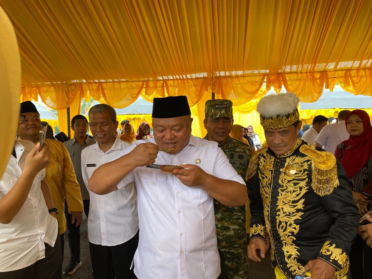 Wakil Bupati Berau, Gamalis, saat pembukaan Lomba Ancur Paddas, Puncak Rasul, dan Festival Kue Tradisional dalam rangka Hari Jadi ke-73 Berau, Rabu (23/9/2026). (Diva/BT)