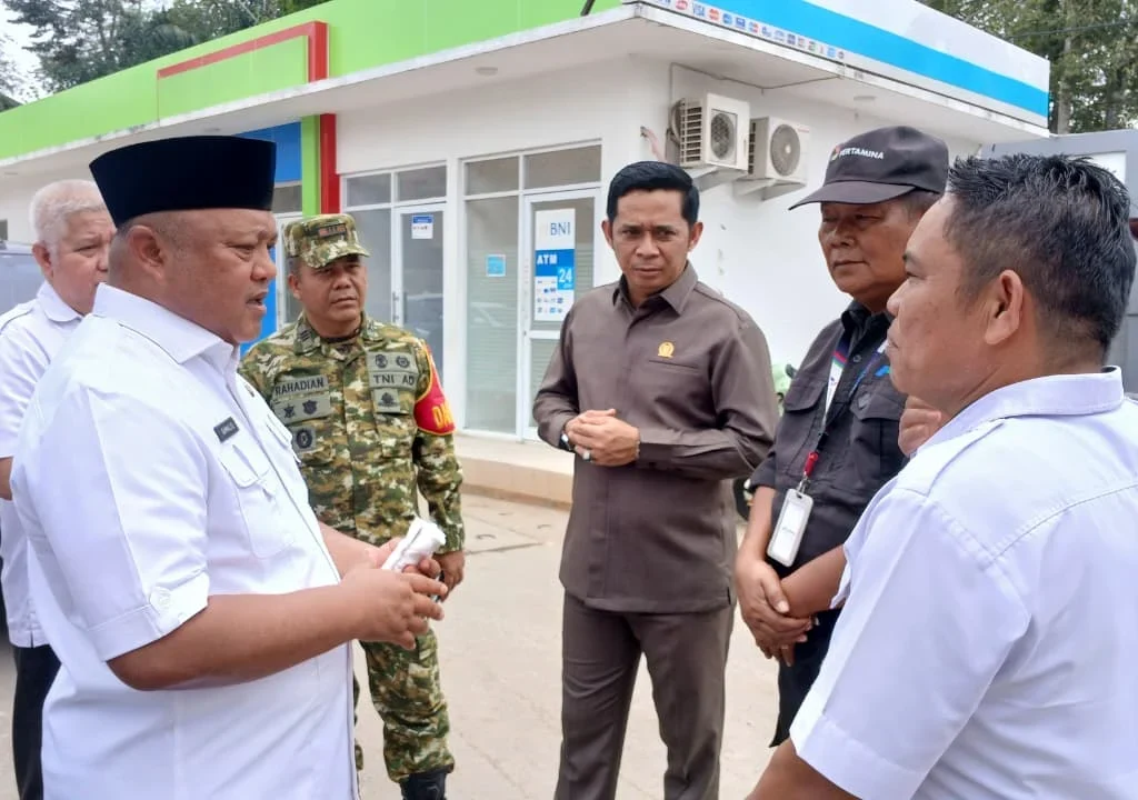 Wakil Bupati Berau, Gamalis bersama Ketua DPRD, Deddy Okto Nooryanto, dan Forkopimda melakukan sidak di SPBU Mitra Abadi Sambaliung, Rabu (23/9/2026). (Adrikni/BT)