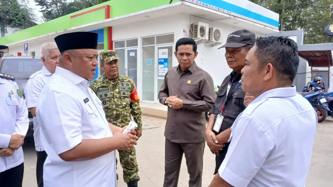Wakil Bupati Berau, Gamalis bersama Ketua DPRD, Deddy Okto Nooryanto, dan Forkopimda melakukan sidak di SPBU Mitra Abadi Sambaliung, Rabu (23/9/2026). (Adrikni/BT)