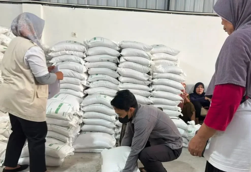 Bantuan beras yang diberikan kepada petani yang terdampak kemarau dan gagal panen di Kampung Semurut.