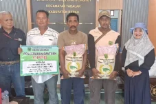 Bantu Petani Semurut Bangkit dari Gagal Panen, Pemkab Berau Salurkan 1,76 Ton Beras