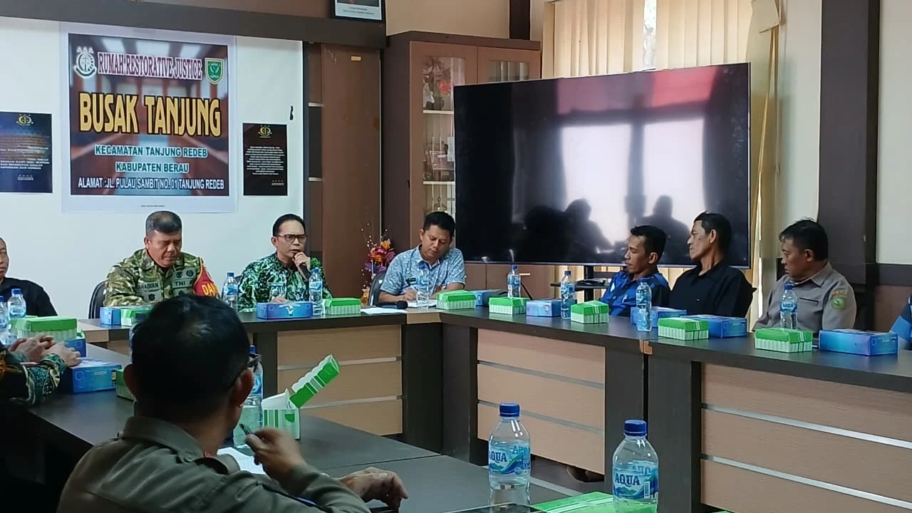 Jajaran Forkopimcam saat rapat koordinasi di Kantor Camat Tanjung Redeb, Kamis (24/9/2026). (Adrikni/BT)