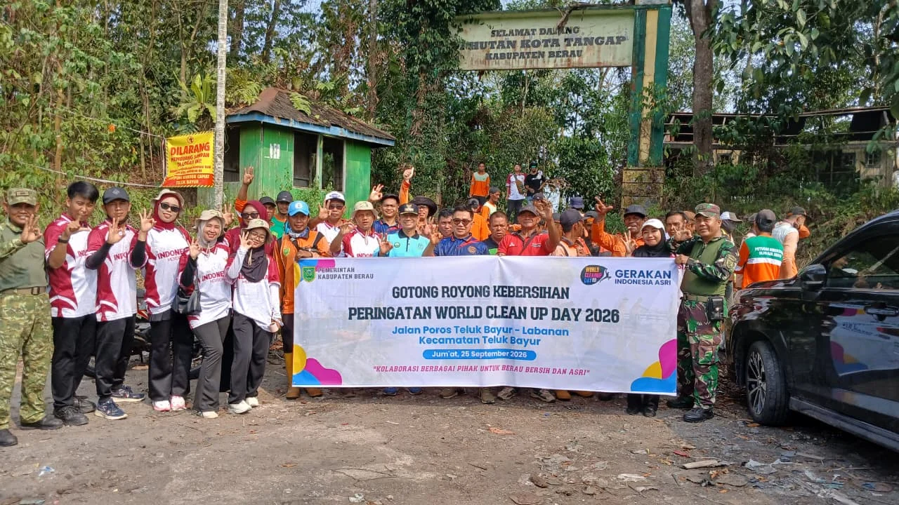 Kegiatan bersih-bersih yang digelar Pemerintah Kecamatan Teluk Bayur, DLHK Berau, bersama warga dan perusahaan di Kawasan Hutan Kota Tangap, Jumat (25/9/2026). (Adrikni/BT)