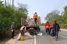 Peringati World Cleanup Day, DLHK Berau-Kecamatan Teluk Bayur Bersih-bersih Kawasan Hutan Kota Tangap