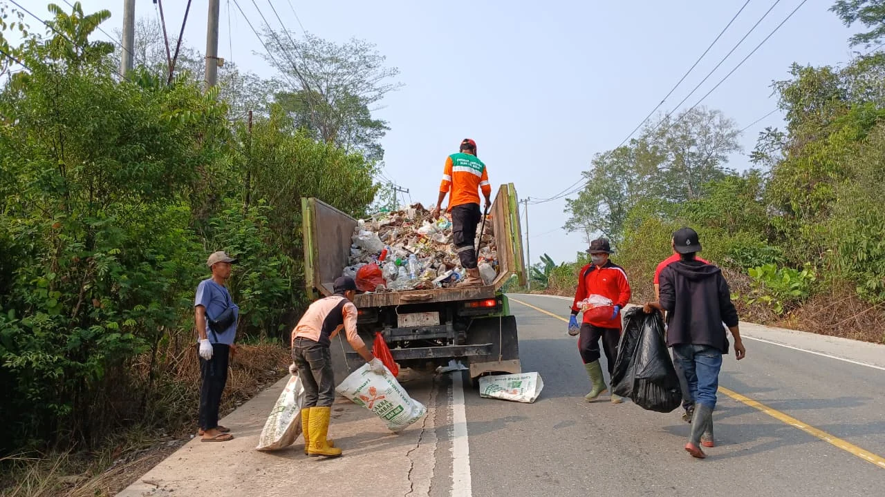 Peringati World Cleanup Day, DLHK Berau-Kecamatan Teluk Bayur Bersih-bersih Kawasan Hutan Kota Tangap