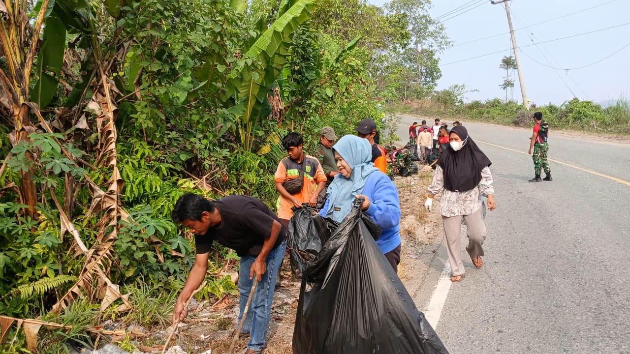 Kegiatan bersih-bersih yang digelar Pemerintah Kecamatan Teluk Bayur, DLHK Berau, bersama warga dan perusahaan di Kawasan Hutan Kota Tangap, Jumat (25/9/2026). (Adrikni/BT)