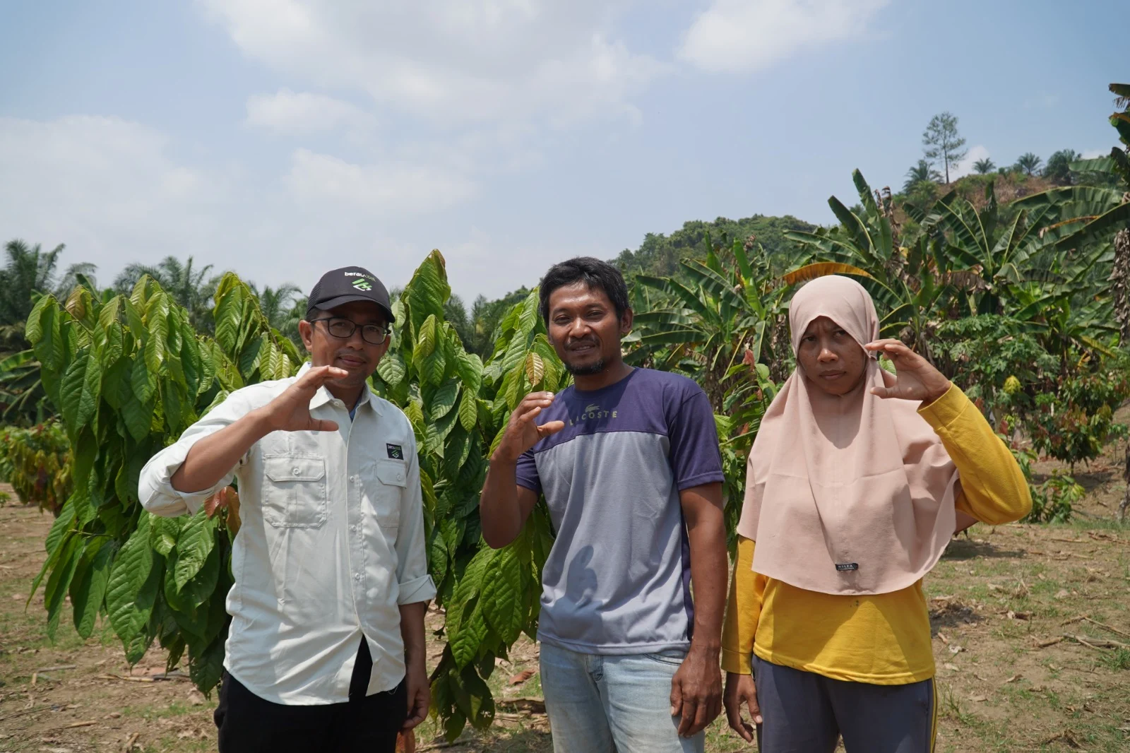 Nursalim bersama manajemen PT Berau Coal saat berada di kebun kakao miliknya.