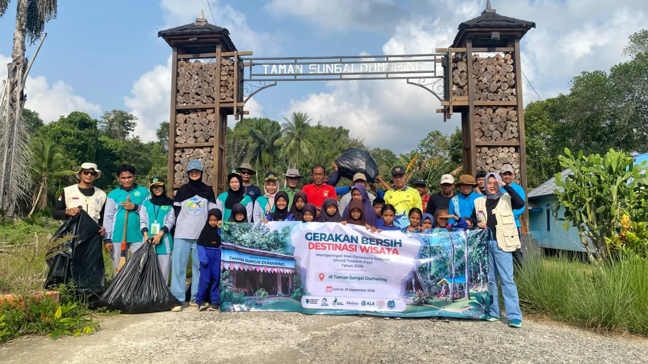 Aksi bersih-bersih memperingati Hari Pariwisata Internasional 2026 di Taman Sungai Dumaring.