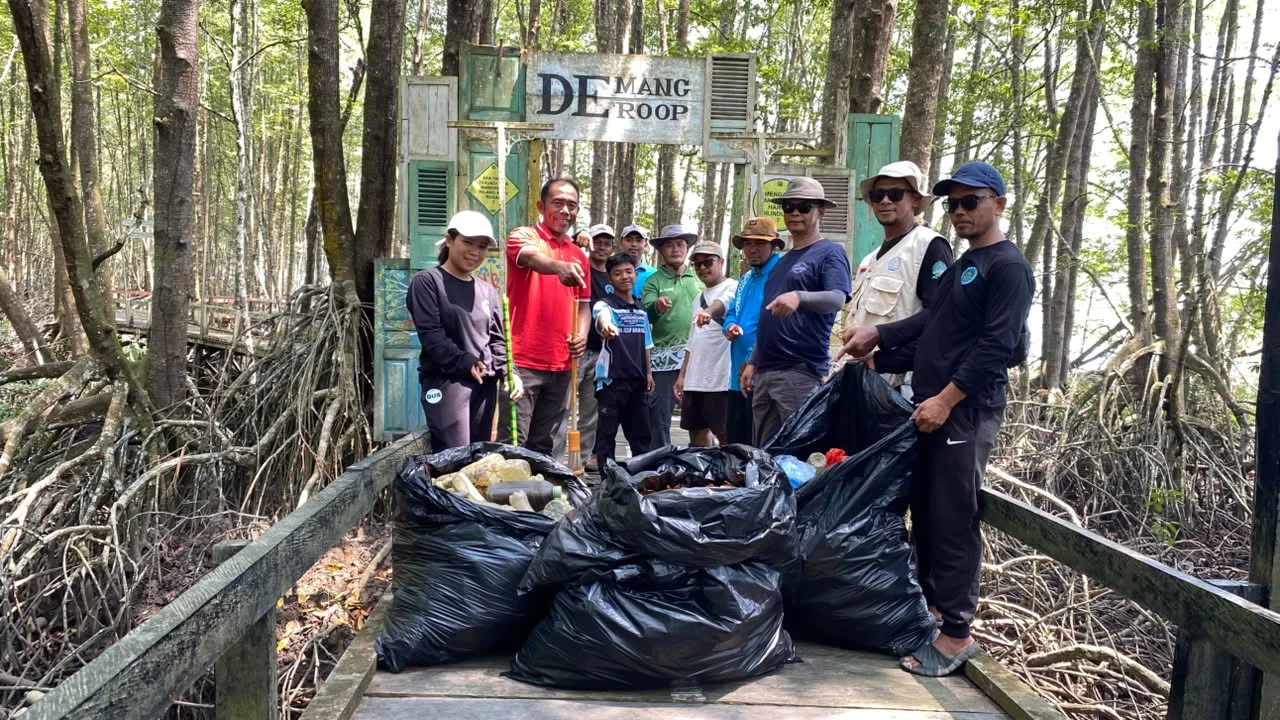 Peringati Hari Pariwisata Internasional, Kampung Dumaring Gelar Gerakan Bersih Destinasi Wisata