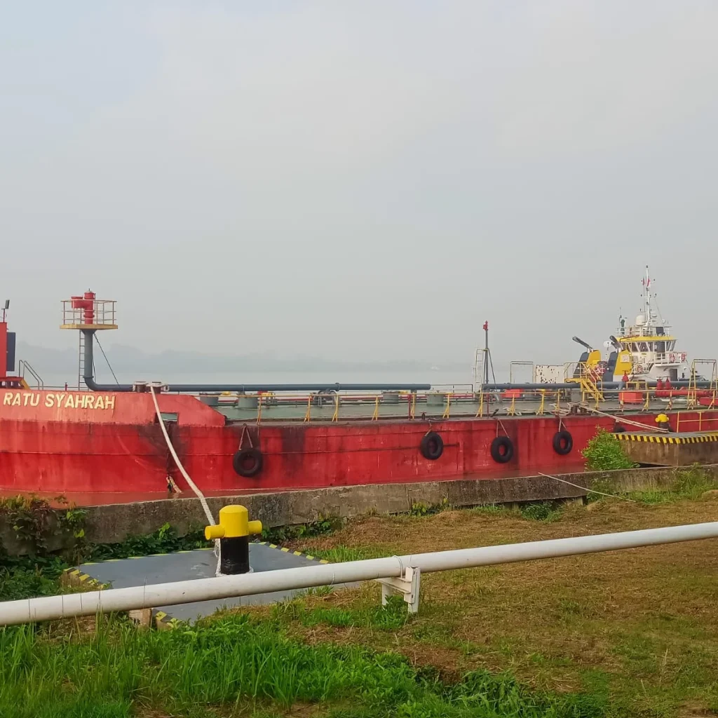 Kapal SPOB Ratu Syahrah yang bersandar di Berau, Minggu (27/9/2026) dengan membawa pasokan Pertalite dan Biosolar.