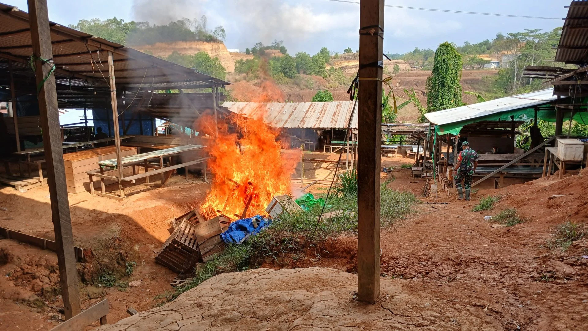 Tindak Lanjuti Aduan Masyarakat, Tim Gabungan kembali Bongkar Arena Judi Sabung Ayam di Kelurahan Rinding