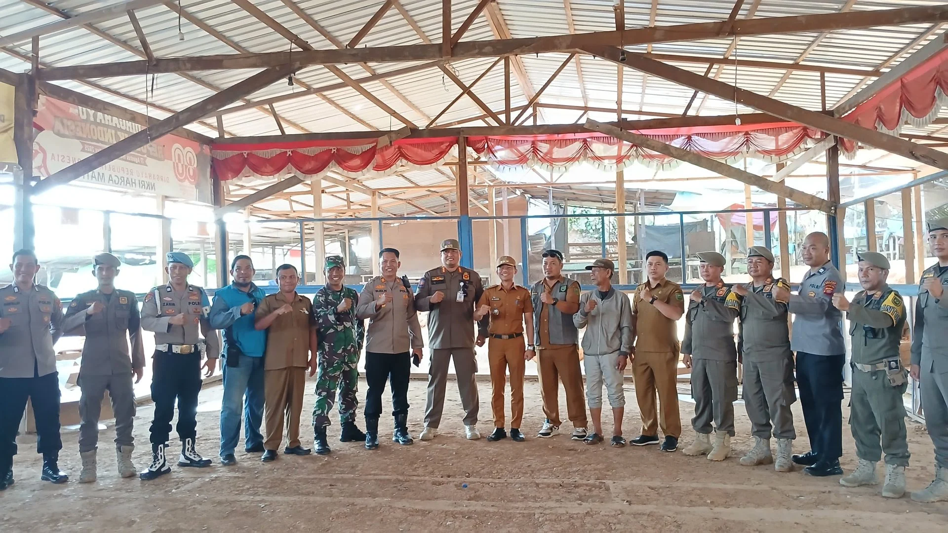 Tim gabungan Forkopimcam Teluk Bayur gotong royong membongkar dan memusnahkan barang-barang di lokasi judi sabung ayam di Jalan Ringroad RT 12 Kelurahan Rinding, Senin (28/9/2026). (Adrikni/BT)