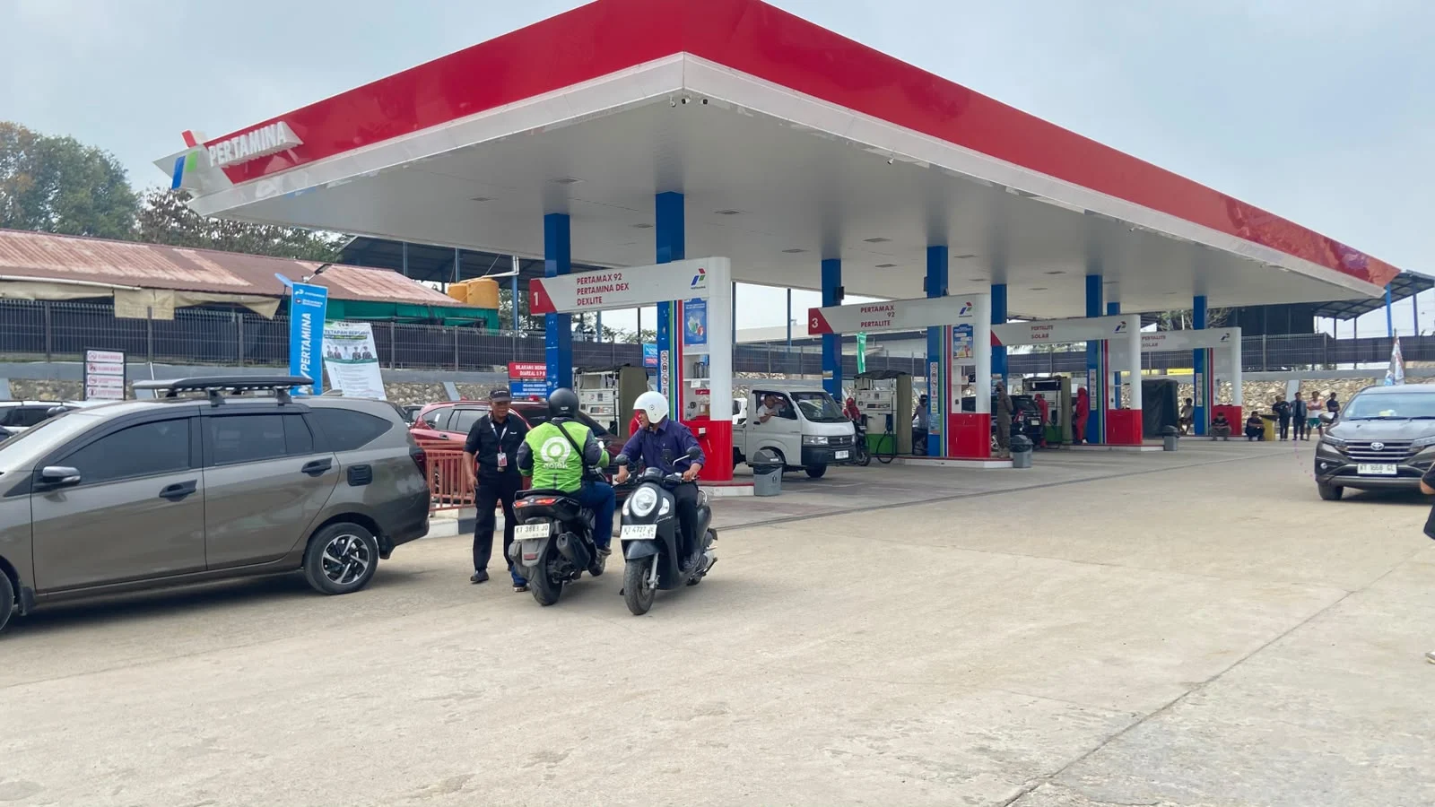 Kondisi antrean BBM di SPBU di Jalan Bayanuddin, Sambaliung, Selasa (29/9/2026). 