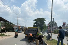 Cegah Kecelakaan Lalu Lintas, Jalan Poros Labanan-Tanjung Redeb yang Berlubang Ditambal Sulam