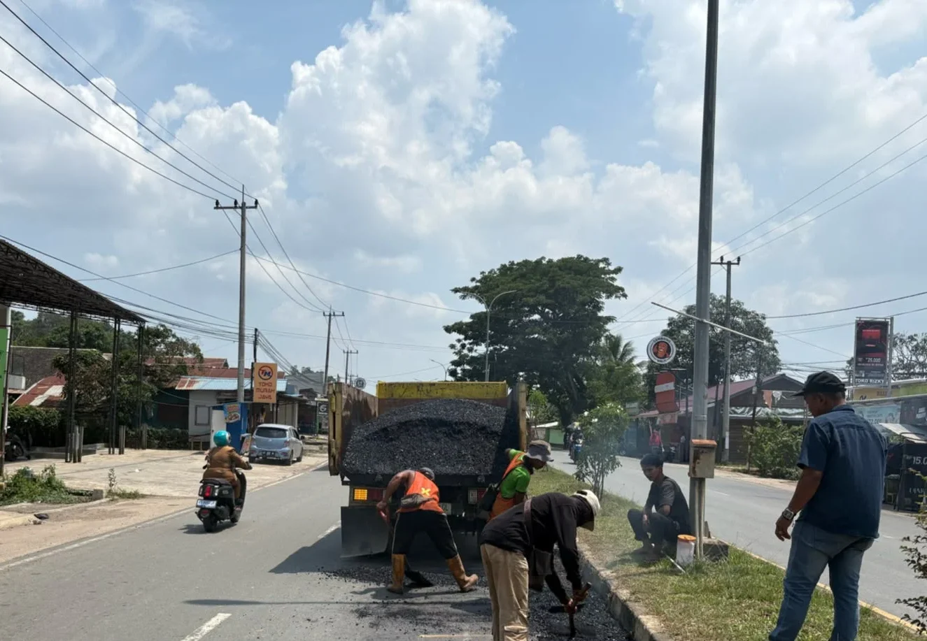 Cegah Kecelakaan Lalu Lintas, Jalan Poros Labanan-Tanjung Redeb yang Berlubang Ditambal Sulam