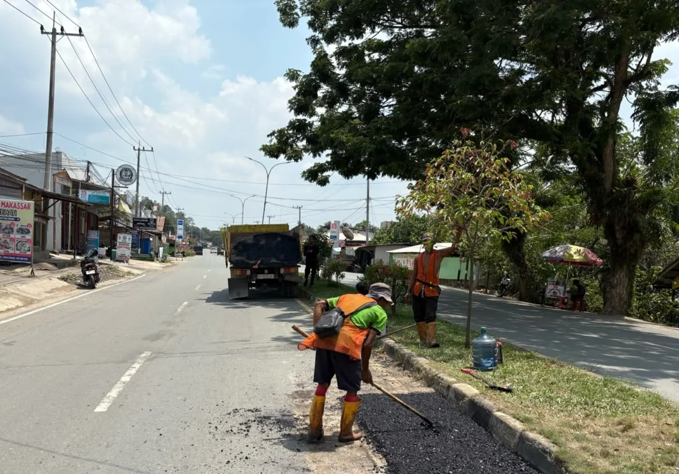 Jalan rusak di poros Labanan-Tanjung Redeb yang sedang ditambal sulam.