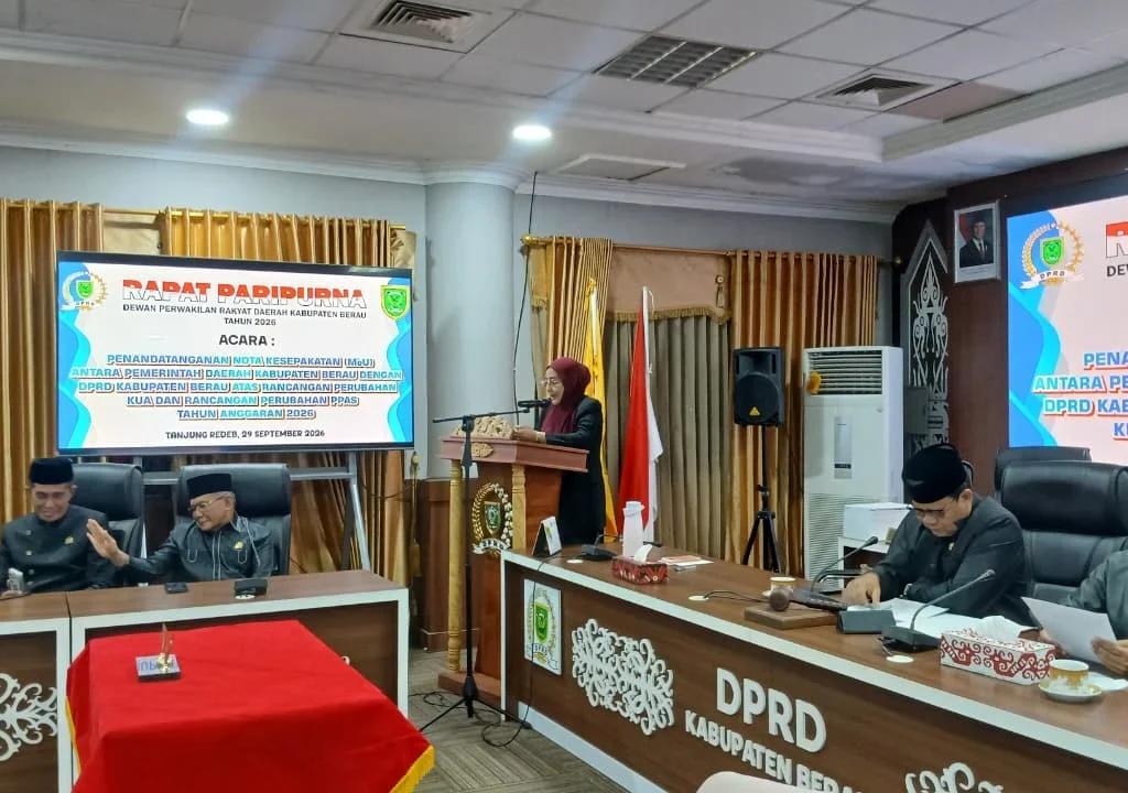 Bupati Berau Sri Juniarsih saat memberikan sambutan dalam Rapat Paripurna DPRD Berau dengan agenda Penandatanganan Nota Kesepakatan atas Rancangan Perubahan KUA-PPAS 2026 di Gedung DPRD Berau, Selasa (29/9/2026). (ADRIKNI/BT)