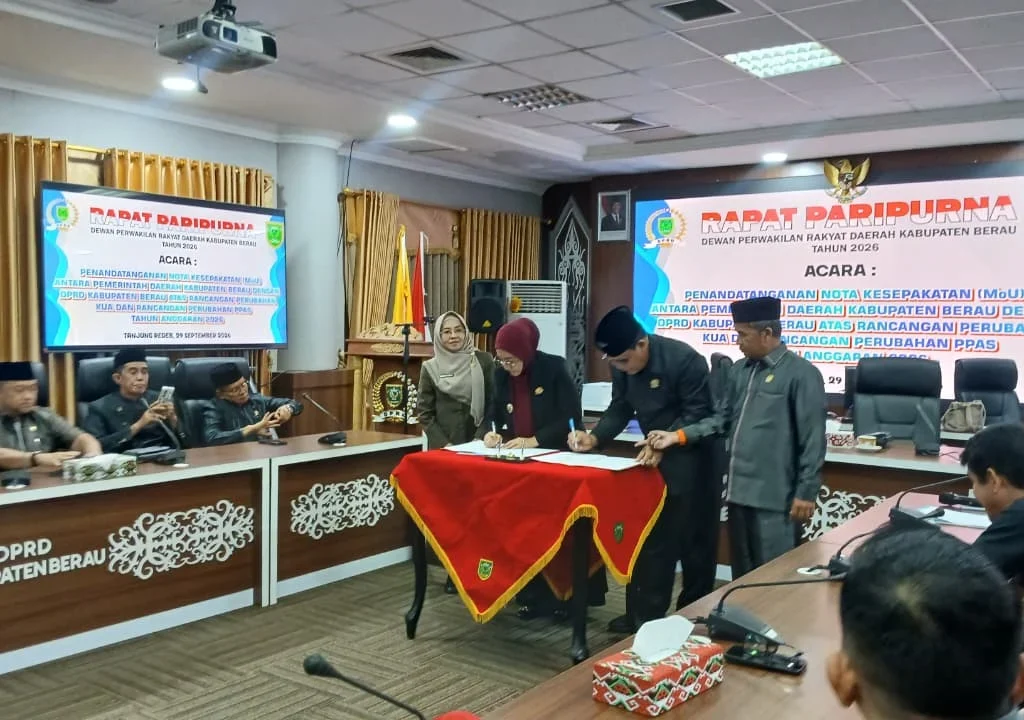 Penandatanganan Nota Kesepakatan atas Rancangan Perubahan KUA-PPAS 2026 di Gedung DPRD Berau, Selasa (29/9/2026). (ADRIKNI/BT)