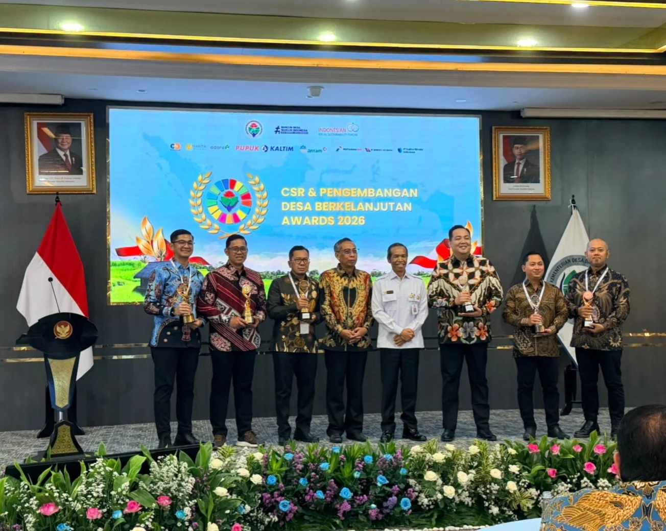 Manajemen PT Berau Coal saat menerima penghargaan dari Kementerian Desa PDT bersama Indonesia Social Sustainability Forum (ISSF) di Kantor Kemendes PDT, Jakarta Selatan, Senin (28/9/2026).