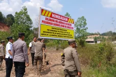 Lanjutkan Penertiban Arena Sabung Ayam, Tim Gabungan Pasang Spanduk Larangan Perjudian