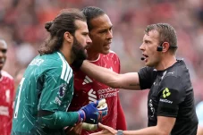 Kiper Liverpool Alisson Didenda Rp 190 Juta Gegara Tendang Papan Ganti Pemain