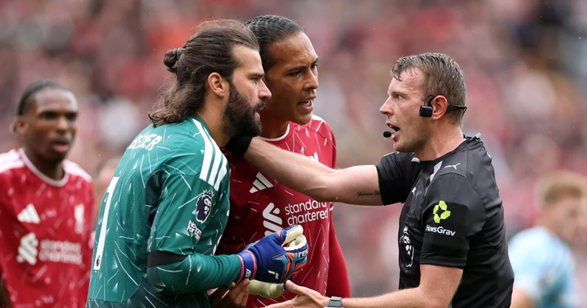 Kiper Liverpool Alisson Didenda Rp 190 Juta Gegara Tendang Papan Ganti Pemain