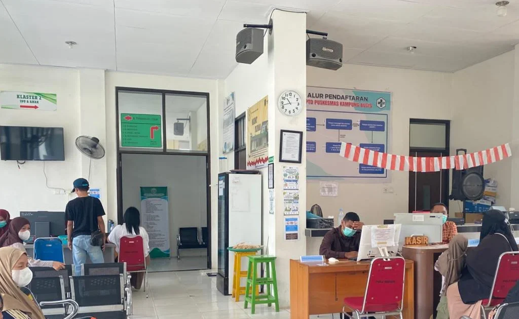 Suasana antrean pasien di Puskesmas Kampung Bugis, Tanjung Redeb, Berau (Diva/BT)